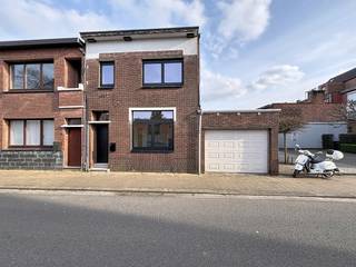 Gerenoveerde woning met naastliggende garage in het centrum, vlakbij de winkels, het park en het station. Indeling:Inkom; woon- en eetkamer op...