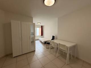 Deze gemeubelde studio is gelegen in het centrum van Geel op wandelafstand van de markt, horeca en diverse winkels en supermarkten.<br /><br />Via de trap bereiken we de eerste verdieping waar we via de inkomdeur de studio betreden.<br />De studio is voorzien van een eigen badkamer met meubel, spiegelkast, douche en toilet.<br />Verder hebben we nog een open keuken met een koelkast, een kookvuur en een spoelbak.<br /><br />Het leuke aan deze studio is dat deze gelegen is aan de rustige achterzijde van het gebouw.<br /><br />Verwarming, water en elektriciteit zijn inbegrepen in de huurprijs.<br /><br />Onmiddellijk beschikbaar. <br /><br />Geen gemeenschappelijk kosten.<br /><br />Heb je interesse? Klik op de gele knop '<strong>IK WENS EEN BEZOEK'.</strong>