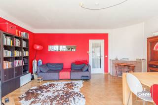Dit appartement, gelegen op de tweede en tevens <strong>bovenste verdieping</strong> van een <strong>kleinschalig gebouw</strong>, geniet van een prachtige locatie vlakbij het <strong>Muinkpark</strong>. In de onmiddellijke omgeving vindt u alles wat u nodig heeft, gaande van winkels, openbaar vervoer en invalswegen tot scholen en het stadspark. Kortom, een ideale locatie om te wonen.<br /><br />We betreden het appartement via de inkomhal met vestiaire en apart gastentoilet. De originele deur brengt ons naar de <strong>karaktervolle open woon- en eetruimte</strong>, voorzien van een <strong>originele visgraatparketvloer</strong> en de grote raampartijen zorgen voor een aangename lichtinval.<br /><br />Verder biedt de hal toegang tot de keuken met balkon, de badkamer en de <strong>twee slaapkamers</strong> achteraan, waarvan één eveneens beschikt over een balkon. De keuken en badkamer zijn verouderd en hebben nood aan een opfrisbeurt.<br /><br />Op het gelijkvloers beschikt het appartement over een <strong>privatieve berging</strong>.<br /><br />Wenst u zelf de <strong>charme en troeven</strong> van dit appartement te ontdekken? Neem dan contact op met Theo voor een bezoek ter plaatse: theo@convas.be