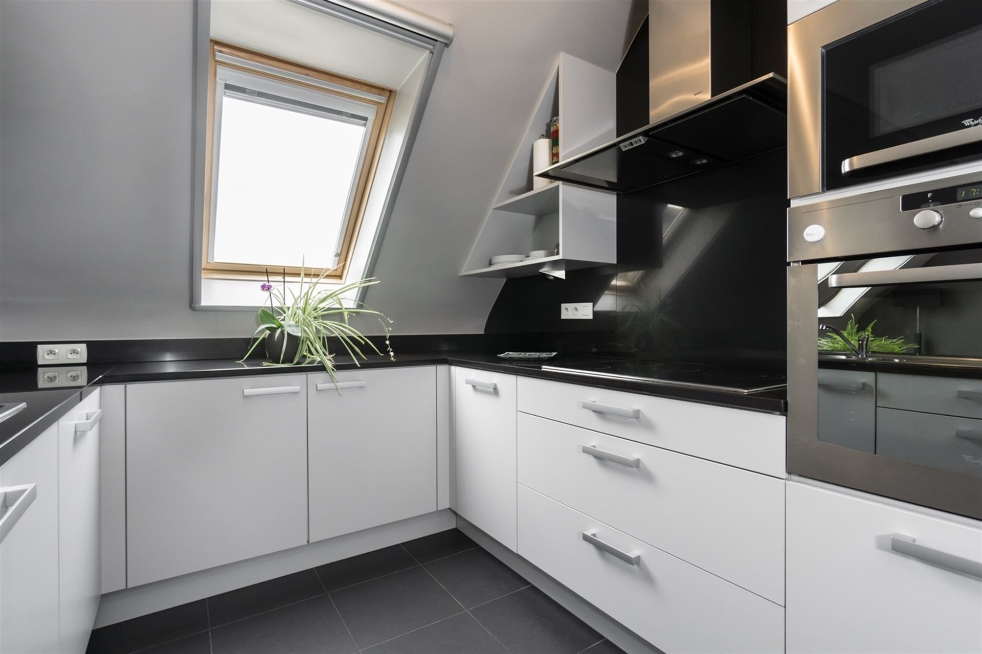 Lichtrijk dakappartement met 2 slpks, terras en garage (+€29.000) - foto 4