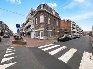 Uniek gelegen woning in het centrum van Roeselare bestaande uit een lichtrijke leefruimte met eet-en zithoek, ruime keuken, koer/stadstuin en...