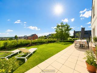 Ruime villa met <strong>VOLLEDIGE ONDERKELDERING (90M²)</strong> en een <strong>ZONOVERGOTEN TUIN</strong> op een rustige ligging. Voorzien van een gunstig EPC, met aanwezigheid van <strong>ISOLATIE EN 32 ZONNEPANELEN. </strong>Deze instapklare woning verwelkomt u via een royale inkomhal en biedt een aangename leefruimte met <strong>OVERVLOEDIGE LICHTINVAL</strong> die naadloos aansluit op de eetplaats en de <strong>VERNIEUWDE OPEN KEUKEN</strong>. Het grote kelderverdiep van <strong>CA. 90M²</strong> omvat een <strong>PRAKTISCHE BERGING</strong>, wasplaats, werkatelier en <strong>INPANDIGE GARAGE</strong>, wat zorgt voor uitzonderlijk <strong>VEEL OPSLAG- EN WERKRUIMTE</strong>. Op de verdieping bevinden zich <strong>DRIE RUIME SLAAPKAMERS </strong>met ingemaakte kasten, aparte dressing en een luxueuze badkamer uitgerust met zowel ligbad als ruime inloopdouche. Buiten geniet u van een ruime oprit, een zonnige tuin met een <strong>MOOI GROEN UITZICHT</strong> en een <strong>AANGENAAM TERRAS</strong> waar het heerlijk vertoeven is. De villa is gelegen in een <strong>RUSTIGE STRAAT</strong>, op korte afstand van het <strong>STATION</strong> en met vlotte verbindingen naar omliggende gemeenten en <strong>BELANGRIJKE INVALSWEGEN</strong>.<br /><br />Adres: Stikte 1 te Geraardsbergen (Moerbeke)<br /><br />Geen renovatieplicht; P-score: A, G-score: A; Bestuursmaatregelen in maatregelenregister: neen.