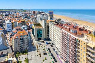 <strong>Modern appartement met zicht op het Casinoplein – ideaal als vaste woonst of als investering. </strong><br />Ontdek dit charmante en instapklaar appartement, ideaal gelegen in het hart van <strong>Blankenberge</strong>, op enkele stappen van het <strong>Casino</strong>, de <strong>zeedijk,</strong> alle winkels en horecagelegenheden.<br />Het appartement bevindt zich op een uitstekende locatie met <strong>frontaal zicht op het Casinoplein</strong>, waardoor u dagelijks kan genieten van de levendige sfeer die deze kuststad te bieden heeft.<br />Binnenin vindt u een <strong>lichtrijke en gezellige leefruimte</strong> met een <strong>open, volledig ingerichte moderne keuken.</strong><br />Er zijn 2<strong> volwaardige slaapkamers</strong>, een <strong>moderne badkamer</strong> met <strong>inloopdouche</strong> en <strong>dubbel lavabomeubel</strong>, alsook een apart toilet.<br />+ Gemeenschappelijke fietsenstalling op het gelijkvloers. <br /><strong>Troeven:</strong>
<ul>
<li><span>Centrale ligging vlakbij het Casino, strand en winkels</span></li>
<li><span>Zicht op het Casinoplein</span></li>
<li><span>Moderne afwerking, instapklaar</span></li>
<li><span>Twee slaapkamers</span></li>
<li><span>Badkamer met inloopdouche en dubbel lavabomeubel</span></li>
<li><span>Interessante investering met betrouwbare huurder</span></li>
<li>Inclusief met nieuwe meubelen</li>
<li>Bouwjaar 2014 - EPC label A - 82KWh/m² </li>
</ul>
Mis deze kans niet om een comfortabel en rendabel appartement te verwerven op een toplocatie aan de Belgische kust.<br />