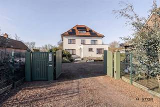 Deze ruime villa van 310 m²bewoonbare oppervlakte, gelegen op een perceel van 2994 m² in het rustige Herdersem, biedt 4 slaapkamers, een...