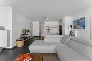 Dit lichtrijke appartement combineert comfort en een unieke ligging. Het biedt een ruime woonkamer met open keuken, een berging, een gastentoilet, drie volwaardige slaapkamers waarvan twee met en-suite badkamer en nog een afzonderlijke douchekamer. Dankzij de grote raampartijen geniet u van veel natuurlijk licht en een mooi uitzicht op het water.
Een privatieve garage is inbegrepen in de huurprijs en biedt plaats aan twee wagens. Het appartement wordt verhuurd onder gemeen huurrecht en er is geen domicilie mogelijk. Beschikbaar vanaf 1 september.
Interesse? Contacteer Tinne voor meer info op 0472 94 49 55 of via tinne@keyimmo.be