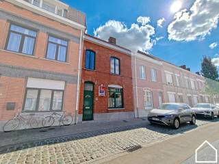 Instapklare stadswoning in centrum Ieper met 3 slaapkamers en zongerichte tuin<br /><br />Op zoek naar een instapklare woning te koop in Ieper, vlak bij het centrum? Deze gezellige stadswoning op de Zonnebeekseweg combineert een praktische indeling met een zongerichte tuin, terras en 11 zonnepanelen. Een ideale woning voor starters, gezinnen of als investering.<br /><br />Indeling:<br />Gelijkvloers: inkomhal, kelder, leefruimte met open keuken, keukenberging en badkamer<br />Buiten: zongerichte tuin met terras<br />1e verdieping: 2 slaapkamers<br />2e verdieping: ruime masterbedroom<br /><br />Troeven:<br /><br />- Instapklaar<br />- Vlak bij het centrum van Ieper<br />- 3 slaapkamers<br />- Zongerichte tuin met terras<br />- 11 zonnepanelen<br />- Open keuken<br />- Elektrische keuring CONFORM<br />- EPC C<br />- Asbestveilig<br /><br />Een leuke stadswoning met verrassend veel ruimte op een uitstekende ligging in Ieper. Plan snel jouw bezoek in!