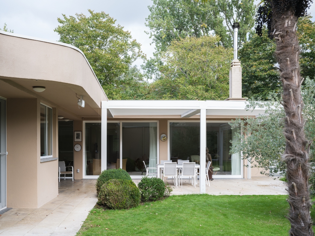 Twee uitzonderlijke bungalowvilla’s op één groen perceel van 3.241 m² in een residentiële wijk in De Pinte. - photo 1