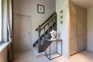 Deerlijk: instapklare villa met 4 slaapkamers te koopIndeling:Bij het betreden van de woning kom je in de inkomhal voorzien van gastentoilet. Daarna...