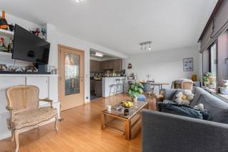 Dit gezellig appartement is centraal gelegen in Zeebrugge en biedt een mooi open zicht op het parkje. De grote raampartijen zorgen voor veel lichtinval en een aangenaam gevoel van ruimte. Het appartement beschikt over een praktische berging, een extra kelderberging en een zuidgericht terras. Een garage is inbegrepen in de prijs en er is de mogelijkheid om een tweede garage bij aan te kopen. Het appartement is enkel bereikbaar via trap en vormt een ideale woonst of investering aan de kust. Interese? Contacteer makelaar Stéphanie 0472778660 of stephanie@keyimmo.be voor meer informatie.