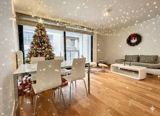 In het hart van de stad, op wandelafstand van de Zavel en het Rouppeplein, in de Nieuwlandstraat 52, gerieflijk en rolstoeltoegankelijk appartement...