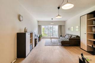 LICHTRIJK 1-SLAAPKAMERAPPARTEMENT OP TOPLOCATIE IN EEN RESIDENTIE DIE FOCUST OP COMFORT EN ZORGELOOS WONEN MEER INFO: https://www.immo2life.be/nl/te-koop?view=detail&amp;id=1221 De instelprijs bedraagt 149.000 EURO.Het betreft een lichtrijk 1-slaapkamerappartement gelegen op de 2de verdieping van de residentie “Mayflower”, een kwalitatieve residentie met uitgebreid dienstenaanbod in een rustige omgeving te Gent (Sint-Denijs-Westrem). Het appartement is strategisch gelegen nabij het station Gent Sint-Pieters, met openbaar vervoer (tram en bus) op wandelafstand en een zéér vlotte verbinding naar het centrum van Gent. De bereikbaarheid (mobiscore 9/10) is een sterke troef dankzij de nabijheid van winkels, diensten en belangrijke invalswegen (R4, E40 en E17).Dit appartement (EPC: 201 kWh/m² jaar) biedt een praktische indeling en een aangename woonomgeving binnen een residentie die focust op comfort en zorgeloos wonen. De combinatie van ligging, faciliteiten en bereikbaarheid maakt dit een interessante opportuniteit voor zowel eigen bewoning als investering.De potentiële verhuurprijs voor dit appartement bedraagt 800 EURO per maand + 105 EURO algemene kosten. De huurder betaalt hier bovenop een aanvullend dienstenpakket van 13,65 EURO per dag en voor een 2de persoon wordt een supplement van 2 EURO per dag aangerekend. De indeling is als volgt:2de verdieping: inkomhal met gastentoilet, ruime en lichtrijke leefruimte met eetplaats (28 m²) en toegang tot het terras vooraan, afzonderlijke uitgeruste keuken, ingerichte badkamer met douche en wastafel en een comfortabele slaapkamer. De residentie biedt haar bewoners tal van faciliteiten en diensten, waaronder: de aanwezigheid van een manager en assistent, nachtelijke permanentie van een conciërge voor noodgevallen, afvalophaling aan het appartement, was- en droogfaciliteiten, verschillende ontspanningsmogelijkheden zoals fitnessruimte, zwembad en petanquebaan, een boodschappendienst, apotheekdienst, mogelijkheid tot poetshulp, een restaurant met terras, een gemeenschappelijke bibliotheek en een gezellige bar en salon.Buiten: 8 parkeerplaatsen beschikbaar voor bezoekers aan de residentie. Daarnaast beschikt het appartement over een private berging (2,6 m²) en een gemeenschappelijke fietsenberging.