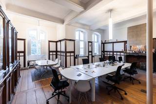Ontdek deze unieke <strong>kantoorruimte van 83 m²</strong> op een centrale toplocatie in Dilbeek, waar bereikbaarheid, comfort en duurzaamheid samenkomen. Gelegen vlakbij de <strong>R0 en E40 </strong>geniet u van een uitstekende verbinding, zowel met de wagen als met het openbaar vervoer: het station van Dilbeek bevindt zich op slechts 650 m.<br /><br />Dit gerenoveerde kantoorgebouw met <strong>authentiek karakter</strong> biedt lichtrijke, open ruimtes met hoge plafonds die een aangename en productieve werkomgeving creëren. De groene parktuin rondom het gebouw zorgt voor rust en ontspanning, ideaal voor informele meetings of een verfrissende pauze in een natuurlijke setting.<br /><br />Het gebouw is uitgerust met tal van moderne faciliteiten, waaronder flexibele vergaderruimtes, een polyvalente kapel, bar, kitchenette, sanitair en douches. Daarnaast zijn er praktische voorzieningen zoals opbergruimte, fietsvoorzieningen en deelfietsen beschikbaar. <br /><br />Duurzaamheid staat centraal, met onder andere monitoring van het energieverbruik en recuperatie van regenwater. Tot slot beschikt het pand over ruime parkeermogelijkheden en toegangscontrole, wat zorgt voor extra comfort en veiligheid.<br /><br />Voor bijkomende inlichtingen of een vrijblijvend plaatsbezoek kan u contact opnemen met <strong>PANORAMA B2B</strong> op <strong>0477 09 00 09.</strong>