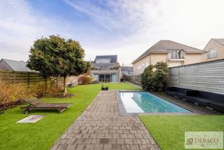 Prachtig gelijkvloers appartement met zwembad in Voortkapel!<br /><br />Bent u op zoek naar een aangenaam gelijkvloers appartement in Voortkapel? Dit appartement combineert ruimte en comfort met een prachtige tuin met zwembad! <br /><br />Binnenin wordt u verwelkomd in de inkomhal welke uitgeeft op de prachtige aangename leefruimte die voorzien is van een parketvloer. In deze leefruimte is er ook nog een gashaard en een bureau aanwezig. Vanuit de leefruimte krijgt u toegang tot de eetruimte en een aansluitende volledig uitgeruste keuken. Deze ruimte geniet van veel natuurlijke lichtinval en van een prachtig uitzicht op de tuin. <br /><br />De eerste slaapkamer is voorzien van een tegelvloer en een badkamer die is uitgerust met een bad en lavabo. De tweede slaapkamer is voorzien van parketvloer met bureauruimte, een aparte dressing en een afzonderlijke badkamer met een inloopdouche, dubbele lavabo en een toilet aanwezig. <br /><br />Daarnaast zijn er nog 2 bergruimtes met inbouwkasten aanwezig en nog een grote kelder. <br /><br />Ten slotte is er een prachtige en aangename tuin met zwembad en een terras aanwezig, waar het heerlijk vertoeven is in de zomer. <br /><br />Achteraan is er nog een dubbele garage aanwezig, met nog een apart toilet. <br /><br />Troeven: <br />+ Instapklaar gelijkvloers appartement <br />+ Alle nodige comfort aanwezig <br />+ 2 volwaardige slaapkamers en 2 badkamers <br />+ Prachtige tuin met zwembad <br />+ EPC B <br />+ EK conform<br /><br />Hebt u interesse in dit prachtig appartement? <br /><br />Contacteer ons via info@debaco.be of op 014/73.77.77 voor een bezoek ter plaatse!