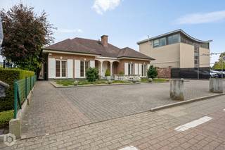 Gelegen in een aangename en goed bereikbare omgeving biedt dit veelzijdige eigendom een unieke combinatie van wonen en ondernemen. De ruime grond heeft achteraan een bestemming voor KMO en ambachtelijke bedrijven (+- 1900m²), waardoor ook professionele activiteiten en uitbreiding tot de mogelijkheden behoren.<br />De kangoeroewoning omvat twee volledig zelfstandige woonsten. Het rechtergedeelte beschikt over één slaapkamer, terwijl het linkergedeelte twee slaapkamers telt. Beide woningen zijn uitgerust met een ingerichte keuken, badkamer en een aangename tuin met kooivijver. De rechterwoning wordt elektrisch verwarmd, de linkerwoning op aardgas.<br />Achteraan bevindt zich een ruim commercieel gebouw met twee afzonderlijke huisnummers. Beide units beschikken over een keuken, badkamer en diverse bureauruimten en/of polyvalente ruimtes. Dankzij de bestemming KMO en ambachtelijke bedrijven biedt dit gebouw tal van mogelijkheden voor zelfstandigen, ondernemers of bedrijven die extra ruimte zoeken en eventueel verder willen uitbreiden.<br />Een bijzonder veelzijdig eigendom met een combinatie van wooncomfort, buitenruimte en professionele mogelijkheden. Ideaal voor wie wonen en werken wil combineren of op zoek is naar een interessante investering met verschillende gebruiksmogelijkheden.<br />Wenst u meer info of een bezichtiging, contacteer Bob Quirynen 0476/09 84 85 of neem een kijkje op onze website. Twee van de 4 units hebben energetische renovatie verplichting.
