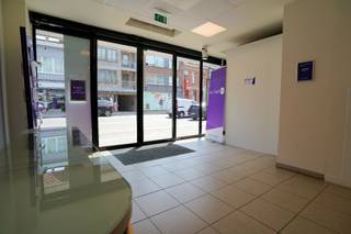 Ideaal gelegen in commerciële straat.<br /> Uiterst verzorgd, geen kosten te verwachten aan het gebouw (kleinschalige residentie).<br />incl achteraan kleine garage en 2 buitenstaanplaatsen.<br />Werd verhuurd aan 4.750,-/maand, vrij op 01/11 ek. OV 2.850 € in 2025.<br />Ideaal om zelf te betrekken of om te verhuren, uitstekend rendement.