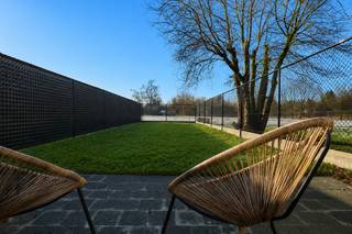 In de Rerum Novarumlei in Brasschaat biedt Danneels een instapklare nieuwbouwwoning te koop aan. <br /><br />Perfect voor wie graag meteen wil verhuizen naar een rustige en groene locatie, dicht bij alle voorzieningen. <br /><br />De woning heeft een slim ingedeelde woonkamer, volledig ingerichte eilandkeuken, gezellig terras én zongerichte tuin, 4 slaapkamers, 2 badkamers, handige bergruimtes, …<br /><br />En ook een warmtepomp, vloerverwarming, zonnepanelen en ventilatie met warmteterugwinning zijn voorzien.<br /><br />Dat zorgt niet enkel voor een lage energiefactuur, het verhoogt ook jouw wooncomfort én zorgt voor een gezond binnenklimaat.