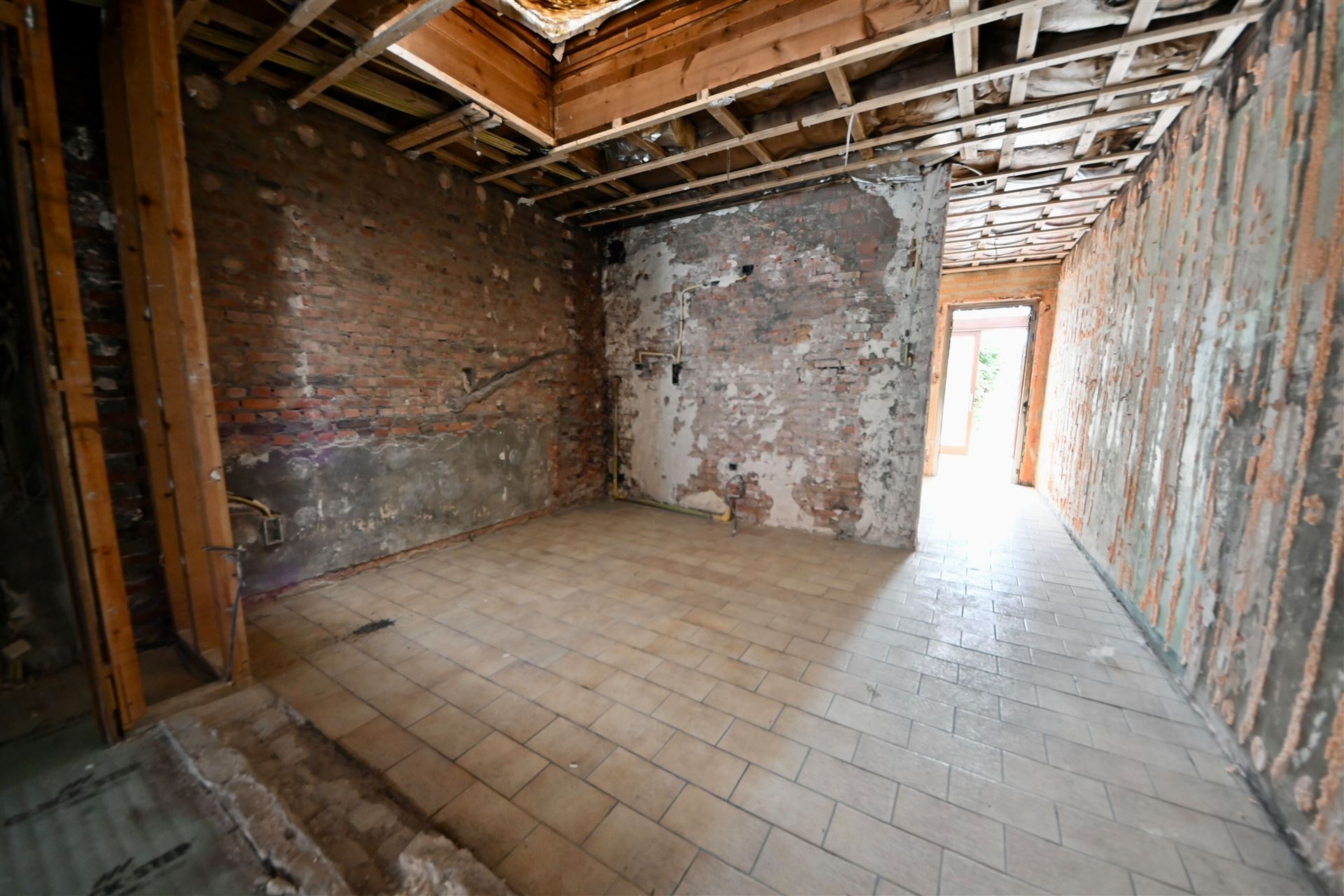 Rijwoning met 2 slaapkamers en tuin met achteruitweg. - foto 5