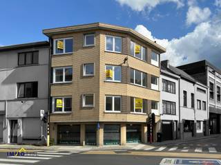 Dit appartementsgebouw, gelegen in hartje Aalst, is ideaal voor wie op zoek is naar een renovatieproject met veel mogelijkheden. Het gebouw werd reeds volledig gestript en is klaar voor verdere afwerking/renovatie.<br /><br />Er zijn in totaal drie appartementen waarbij elk appartement ruimte biedt voor het inrichten van een inkom, woonkamer, keuken, badkamer en twee (slaap)kamers. Met de nodige renovaties biedt dit pand uitstekende mogelijkheden voor rendement. <br /><br />De ligging is uiterst aantrekkelijk: de Bert Van Hoorickstraat bevindt zich in een levendige buurt van Aalst, op wandelafstand van de Grote Markt en Vredeplein, ... waar u kunt genieten van een breed scala aan winkels, restaurants en gezellige cafés. De nabijheid van openbaar vervoer en belangrijke verbindingswegen maakt deze locatie zeer toegankelijk en ideaal voor zowel bewoners als bezoekers.<br /><br />Het hele gebouw is al voorzien van nieuwe ramen met dubbele beglazing, wat zorgt voor energie-efficiëntie en comfort. De energieprestaties zijn als volgt: 210 kWh/m²/jaar, 189 kWh/m²/jaar, 384 kWh/m²/jaar en label F voor het gelijkvloers. Voor meer informatie en/of voor een bezoek in te plannen, kunt u contact opnemen met Tijl via 0477 44 86 11.