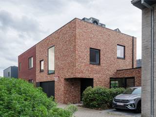 Stijlvolle nieuwbouwwoning (2019) met tuin op 50 m van het Ter Durmenpark.<br /><br /><strong>Unieke woning die het energetische met het stijlvolle combineert</strong>. De woning beschikt over een <strong>bruto oppervlakte van 180 m²</strong> en is gelegen op <strong>een perceel van ca. 210 m²</strong>.<br /><br />Door de <strong>vele raampartijen</strong>, het <strong>open karakter</strong> en de <strong>hoge plafonds</strong> biedt de woning een <strong>zeer ruimtelijk gevoel</strong>. Naast de <strong>praktische indeling</strong> werd voor de afwerking ook gekozen voor <strong>duurzame en hoogwaardige materialen</strong>. Dit resulteert in <strong>een unieke woonbeleving</strong>.<br /><br />De bijzondere gezinswoning beschikt over <strong>drie slaapkamers</strong>, een <strong>praktische fietsenberging</strong> en een bijzonder <strong>scherpe EPC-score van 45 kWh/m² (A).</strong><br /><br />De woonst is gelegen in <strong>een kindvriendelijke buurt</strong>, grenzend aan het <strong>Ter Durmenpark</strong>, en beschikt over een <strong>zeer goede bereikbaarheid.</strong><br /><br /><strong>De ideale opportuniteit voor wie op zoek is naar een instapklare, stijlvolle en energetische woning nabij Gent. (aankoop onder registratierechten)</strong>