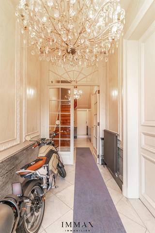 Deze prachtige herenwoning vlakbij de Ezelpoort en de vesten werd volledig gerenoveerd in 2011 met het behoud van zijn originele...