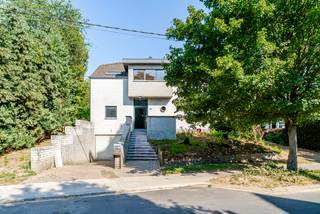 <p><strong>Ruime open bebouwing in Erps-Kwerps, gelegen in een groene omgeving nabij openbaar vervoer en belangrijke invalswegen.</strong><br /><br />Deze woning uit 1992 combineert ruimte, comfort en een praktische ligging in Vlaams-Brabant. Met maar liefst 5 slaapkamers en 2 badkamers biedt dit huis volop mogelijkheden voor grote gezinnen of wie extra werk- of hobbyruimte zoekt. De grote groene tuin vormt een aangename plek om te ontspannen, terwijl de parkeerplaats voor de deur zorgt voor extra gebruiksgemak. Dankzij EPC-label D geldt er bovendien geen renovatieverplichting, wat een belangrijke troef is voor wie zonder grote werken wil verhuizen. De ligging nabij scholen, het treinstation en verbindingswegen maakt het geheel extra aantrekkelijk.<br /><br /><u><strong>Belangrijkste ruimtes:</strong></u><br />• Ruime woonkamer met aangename lichtinval<br />• Living geschikt voor gezellige zit- en eetruimte<br />• Functionele keuken met praktische indeling<br />• Inkomhal met vlotte circulatie<br />• Berging met extra opslagmogelijkheden<br />• 5 volwaardige slaapkamers<br />• 2 badkamers voor extra comfort<br />• Afzonderlijke toiletten<br />• Grote groene tuin rond de woning<br /><br /><u><strong>Troeven:</strong></u><br />• EPC D dus geen renovatieverplichting<br />• Parkeerplaats voor de deur<br />• Grote groene tuin in rustige omgeving<br /><br />Meer informatie of een bezoek met Nicolas Geeraerts? Contacteer ons via +3223351115<br />JOUW DROOMHUIS. ZO GEVONDEN!</p>
