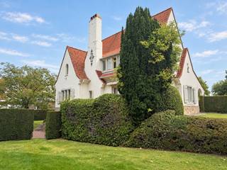 Op een mooie residentiële locatie langs de Kortrijksesteenweg bevindt zich deze ruime villa, die als kantoorruimte te huur wordt aangeboden.<br />Het pand combineert een representatieve uitstraling met een uitstekende bereikbaarheid, een aangename tuin en ruime parkeermogelijkheden.<br /><br />De gelijkvloerse verdieping bestaat uit een inkomhal, een ruime leefruimte die perfect kan worden ingericht als landschapskantoor of vergaderruimte, een afzonderlijk bureau, een keuken en een toilet.<br /><br />Op de eerste verdieping bevinden zich drie ruime bureauruimtes en een praktische berging.<br /><br />De kelderverdieping omvat een garage en verschillende bergingen, die uitstekend geschikt zijn als archief- of opslagruimte.<br /><br /><u><strong>Algemene info</strong></u>:
<ul>
<li>bewoonbare oppervlakte van circa 196 m²</li>
<li>parkeermogelijkheden bij het gebouw</li>
<li>openbaar vervoer in de onmiddellijke omgeving</li>
<li>aangename en residentiële ligging</li>
</ul>
<br />Een unieke opportuniteit voor een onderneming, vrij beroep of praktijk die op zoek is naar een stijlvolle en vlot bereikbare werkomgeving met veel ruimte en uitstraling.<br /><br />Absoluut een bezoek waard!