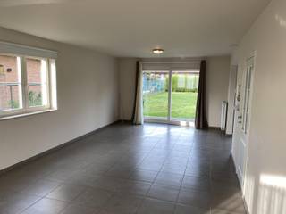 Recente, ruime 3-gevel woning, ideaal gelegen nabij het centrum van Sterrebeek.Niveau straat: inkomhal, berging en garage (45,74m2).Niveau tuin: WC,...