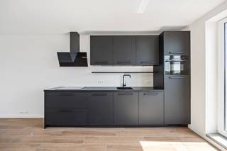 Dit lichtrijk appartement  in een klein appartementsgebouw is volledig gerenoveerd met hoogwaardige materiaalkeuze. Het appartement is geweldig...