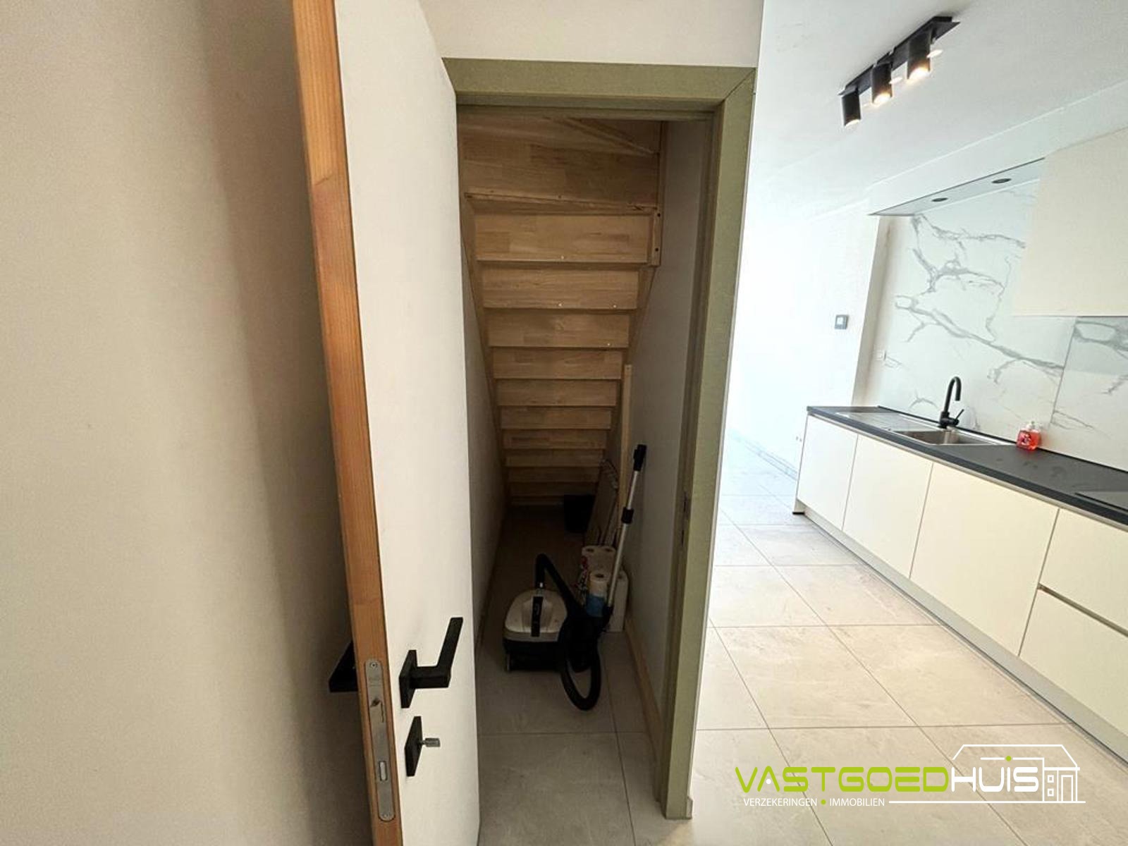 Instapklare gerenoveerde woning met stadskoer in Ninove ! - foto 5