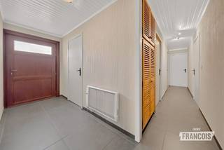 Op zoek naar een charmante bungalow in Sijsele waar rust en een goede ligging hand in hand gaan? Deze goed onderhouden woning bevindt zich in een rustige, doodlopende straat en ligt op wandelafstand van winkels, bakker, slager en scholen. Een ideale ligging voor wie graag rustig woont, maar toch alles dichtbij heeft.<br /><br />Via de inkomhal kom je terecht in de gezellige leefruimte met aansluitend de keuken en veranda. Verder beschikt de woning nog over twee slaapkamers, een badkamer met ligbad en inloopdouche, afzonderlijk toilet en een garage. De keuken werd reeds vernieuwd in 2013. Daarnaast biedt de woning nog heel wat renovatiepotentieel, zodat u ze verder naar eigen smaak kunt moderniseren.<br /><br />Het mooie perceel van 597 m² biedt volop mogelijkheden om van de buitenruimte te genieten. Een aangename bungalow met een praktische indeling en een uitstekende ligging, ideaal voor wie op zoek is naar rust en comfort in Sijsele.<br /><br />Plan vandaag nog uw bezoek met Demetrio via demetrio@immofrancois.be of 0474 90 37 80.<br /><br />