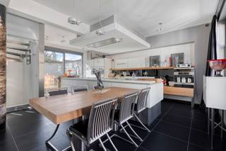 Deze ruime, praktische burgerwoning is schitterend gelegen op wandelafstand van alle centrale locaties (burg, markt, winkelstraten,...) met één van de mooiste plaatsen van Brugge, namelijk het Jan van Eyckplein, om de hoek. In 2010 onderging de woning een totaalrenovatie om tot dit prachtige resultaat te komen. Een combinatie van Brugse charme met een smaakvol, hedendaags interieur. Doorheen de woning kan men de renovatie met oog voor detail oppikken; domotica, ingebouwde televisies, een keuken met alle denkbare ingebouwde toestellen (friteuse, wok, koffiemachine,...) enz...<br /><br />Indeling als volgt; <br />Gelijkvloers: Inkomhal, dubbele volwaardige garage, berging, wasplaats, gelijkvloers buitenberging, kelder. <br />1ste verdieping: toilet, living met luxe keuken, ruim terras. <br />2de verdieping: Slaapkamer 1, slaapkamer 2, ruime badkamer met dressing. <br />3de verdieping: Slaapkamer met douche en toilet. <br /><br />Kortom een prachtige gezinswoning in het centrum!<br /><br />Contacteer Nathan voor een bezoek of meer informatie:<br />0471 49 45 39<br />nathan.peellaert@albert.immo
