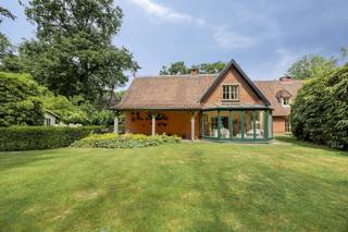 Deze woning biedt niet alleen binnen volop ruimte, maar ook buiten. De ruime tuin is ideaal om te ontspannen en biedt alle mogelijkheden om er...