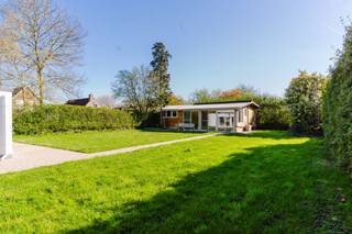 <p>LIGGING<br /><br />Welkom in Heilsborre 28 in Asse, waar luxe wonen, absolute rust en een goede bereikbaarheid samenkomen. Deze unieke villa bevindt zich in een gegeerde, residentiële buurt en ligt verscholen op een uitzonderlijk perceel van maar liefst <strong>5.884 m²</strong>. Hier geniet u van maximale privacy en een groen kader, op slechts enkele minuten van Brussel. Dankzij de nabijheid van de <strong>N9, E40 en openbaar vervoer</strong> bereikt u vlot elke bestemming.<br /><br />INDELING<br /><br />Deze <strong>landelijke villa </strong>met een bewoonbare oppervlakte van <strong>214 m²</strong> verwelkomt u met een lichtrijke leefruimte en open keuken. Grote raampartijen zorgen voor een overvloed aan natuurlijk licht en een mooi zicht op de tuin. Aansluitend bevindt zich een tweede gezellige leefruimte met praktische bijkeuken.<br /><br />Op het gelijkvloers vindt u verder een eerste slaapkamer, een badkamer en een gastentoilet – ideaal voor gelijkvloers wonen of gastenverblijf.<br /><br />Deze villa is gelegen op een <strong>perceel van 5884 m² met een zuidoostelijke oriëntatie</strong>, perfect voor liefhebbers van rust en natuur. Het <strong>privaat park</strong> biedt diverse ontspanningsmogelijkheden, waaronder sfeervolle zitjes, meerdere terrassen en verschillende plekken om tot rust te komen. Het perceel heeft een mooi open zicht, waardoor u volledig kunt genieten van de ongerepte <strong>natuur en privacy</strong>.<br /><br />Op de eerste verdieping bevinden zich <strong>drie slaapkamers</strong> en een tweede badkamer. <br /><br />TROEVEN</p>
<ul>
<li>Prachtig perceel van 5.884 vierkante meter</li>
<li>Energiezuinige woning</li>
<li>Volledige privacy</li>
</ul>
<p><strong>Mis deze kans niet</strong>! Neem vandaag nog contact op met Bram via <strong>+32 471 76 90 50</strong> om een afspraak in te plannen.</p>
