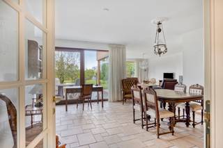 Deze verzorgde open bebouwing werd gebouwd in 2001 en is gelegen op een ruim perceel van 13a 99ca.<br />De woning biedt een doordachte indeling met een mooie combinatie van leef-, werk- en bergruimte en is voorzien van alle nodige comfortvoorzieningen.<br />Een instapklare woning met veel potentieel voor een gezin dat op zoek is naar ruimte en rust.<br /><br />De woning is gelegen in een rustige, residentiële straat in Leut op een boogscheut van de Nederlandse grens.<br />De ligging combineert enerzijds de nabijheid van natuur en bos en anderzijds de bereikbaarheid van winkels, scholen en horeca met onder meer Maasmechelen Village op fietsafstand.<br />Dankzij de nabijheid van de E314 zijn steden zoals Genk, Geleen en Sittard vlot bereikbaar.<br /><br />Indeling<br />Via de inkomhal, voorzien van een apart toilet en houten trap naar de eerste verdieping, komt u binnen in de woning.<br />De aansluitende eetkamer en de leefruimte vormen het hart van de woning met daarnaast een volledig ingerichte keuken en een praktische bijkeuken die toegang geeft tot de kelder.<br />Verder beschikt het gelijkvloers over een garage met daarin de wasplaats, een bureau en een hobbykamer die eventueel kan omgebouwd worden tot extra slaapkamer.<br />Verder is er een volwaardige slaapkamer met aansluitende badkamer voorzien.<br />Op de eerste verdieping vindt u 2 bijkomende slaapkamers en een badkamer, aangevuld met 2 zolderruimtes.<br />De kelder is ingedeeld met de cv-ruimte en biedt daarnaast nog voldoende bergruimte.<br /><br />Pluspunten<br />• Perceel van 13a 99ca op een rustige locatie<br />• Gezellig terras met zonneluifel<br />• Volledig uitgeruste keuken met fornuis, dampkap, oven, frigo en vaatwasser<br />• Mogelijkheid tot volwaardige slaapkamer op het gelijkvloers (hobbykamer)<br />• PVC raamkaders met dubbel glas en rolluiken<br />• Alarmsysteem en videofoon aanwezig<br />• EPC-label C – 256 kWh/(m²jaar)<br /><br />Interesse? Neem vandaag nog contact op voor een bezichtiging!
