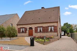 Ben je op zoek naar een instapklare, ruime woning in een rustige en aangename buurt?<br />Dan is deze prachtige open bebouwing aan de Mercuriuslaan 23 in Scherpenheuvel-Zichem precies wat je zoekt!<br /><br />Deze eigendom biedt een combinatie van wooncomfort, ruimte en een uitstekende ligging. Je geniet hier van een rustige, residentiële omgeving, terwijl het centrum en alle  faciliteiten toch vlot bereikbaar zijn.<br />Wat deze woning extra aantrekkelijk maakt, is de uitstekende staat van onderhoud (gerenoveerd in 2023) en de energiezuinigheid. Met een mooi EPC-label C (206 kWh/m²) voldoe je ruimschoots aan de huidige normen en ontsnap je aan de renovatieverplichting.<br />Bovendien is de woning uitgerust met een recente hoogrendementsketel op gas en maar liefst 20 zonnepanelen, wat resulteert in een aanzienlijk lagere energiefactuur.<br />De woning heeft 2 slaapkamers en een doorloopkamer die eventueel kan ingevuld worden als dressing, bureau of derde slaapkamer. De zolder biedt nog extra bergruimte.<br /><br />Tot slot zal het ruime en perfect onderhouden perceel je ongetwijfeld bekoren. De woning beschikt over een mooie aangelegde tuin met overdekt terras en een grote carport. De praktische regenwaterput van 5000 liter is aangesloten op de kranen van het terras, de kelder en de tuin. Dankzij de volledige onderkeldering, inclusief een inpandige garage en extra buitenstaanplaatsen op de ruime oprit voor 4 wagens, heb je hier aan parkeer- en opbergruimte absoluut geen gebrek.<br /><br /><br /><u><strong>INDELING</strong></u><br /><strong>Gelijkvloers:</strong> inkomhal, toilet, badkamer, hal, keuken, eetkamer, woonkamer, terras<br /><strong>1ste verdieping:</strong> nachthal, toilet, twee slaapkamers, dressing / doorloopkamer<br /><strong>Zolder:</strong> twee zolderruimtes<br /><strong>Tuin: </strong>voortuin, achtertuin, ruime oprit voor 4 wagens, tuinhuis<br /><strong>Kelder: </strong>inpandige garage en kelder (woning is volledig onderkelderd)<br /><br />Ervaar zelf de vele voordelen van deze woning tijdens een persoonlijke rondleiding.<br />Maak vandaag nog je afspraak.<br />Mail naar info@immopersyn.be of bel 013 444 008.<br /> 