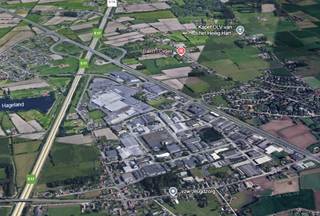 <u><strong>Unieke opportuniteit</strong></u>: verkoop van een patrimoniumvennootschap (onder aandelen) met <strong>8 verhuurde KMO-units</strong>, gelegen op <strong>TOP-locatie</strong> op slechts 1 km van de afrit De Pinte (E17) en de N60 (Gent-Oudenaarde).<br />Elke unit is uitgerust met hoogstaande faciliteiten, waaronder:
<ul>
<li><span>Een <strong>verwarmbare kantoorruimte</strong> met <strong>apart sanitair</strong>.</span></li>
<li><span><strong>Verlichting </strong>in zowel kantoren als magazijnen.</span></li>
<li><span>Een <strong>vrije hoogte van 7,2 meter</strong> en volledig overspannen gebouwen.</span></li>
<li><span>Een <strong>eigen olieafscheider</strong> per unit en een aparte nutsvoorzieningscabine.</span></li>
</ul>
De units variëren in oppervlaktes van <strong>253 m² tot 533 m²</strong>, met een totale bebouwde oppervlakte van <strong>2.373 m²</strong>. Het terrein van <strong>4.860 m² </strong>biedt uitstekende parkeer- en manoeuvreermogelijkheden, ook voor zwaar vervoer.<br />Elektrische laadpalen en gasaansluitingen, drijfkracht en stadswater zijn overal aanwezig.<br /><br />Met een strategische ligging en uitgebreide voorzieningen biedt deze investering zekerheid en rendement.<br /><br />Contacteer ons voor meer informatie over deze unieke investeringsmogelijkheid! Contact: <strong>0475 32 51 89 </strong>of <strong>thomas@arcade-vastgoed.be</strong>