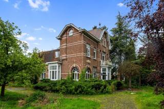 Karaktervolle villa met authentieke elementen en grote tuin op 24 aren.Wij verkopen deze prachtige villa, Villa Maria Philomene, uit 1932. Het is een...