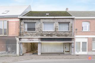 Vandaag nemen we je mee naar deze zeer ruime woning met enorm veel potentieel gelegen in Sint-Amands in de Winkelstraat 10, met winkelvoorzieningen...