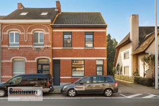 <p><span>Grotendeels gerenoveerde gezinswoning op een perceel van 325 m² gelegen nabij winkels, scholen en openbaar vervoer. Vlotte verbinding naar de A12 en de haven van Antwerpen.</span></p><p><span>Deze woning kan door de koper verder afgewerkt worden naar eigen smaak.</span></p><p><span> </span></p><p><span>INDELING: </span></p><p><span>Gelijkvloers: inkomhal met gastentoilet, ingerichte keuken in nieuwstaat, berging/wasplaats, zeer ruime living met schuifraam naar de zuidwest georiënteerd tuin van 220 m² en praktische zij-ingang waar een fiets geplaatst kan worden.</span></p><p><span>Verdieping 1: badkamer met ligbad en douche en 2 ruime slaapkamers</span></p><p><span>Verdieping 2: grote zolderruimte met veluxramen - mogelijkheid tot extra slaapkamer(s)</span></p><p><span> </span></p><p><span>BIJZONDERHEDEN:</span></p><p><span>Dak vernieuwd in 2002 en geïsoleerd in 2025</span></p><p><span>Vergunde achterbouw opgetrokken in 2001</span></p><p><span>Alle nustvoorzieningen zijn vernieuwd</span></p><p><span>Overal nieuwe bezetting</span></p><p><span>cv-gas en kwalitatieve pelletkachel</span></p><p><span>Mogelijkheid om garagebox bij aan te kopen aan € 29.000</span></p>