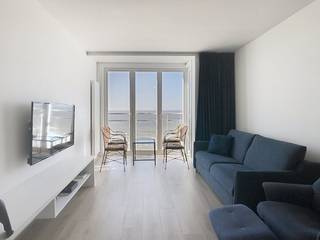 Gerenoveerd appartement met 1 slaapkamer en binnenkamer te huur te Zeedijk 129, op de 8ste verdieping van de residentie “Normandie”. Het appartement biedt een fantastisch zicht op zee en casino, en is voorzien van een slaapkamer met een aansluitend, zonnig terras op het zuiden. Gelegen op een absolute toplocatie op wandelafstand van het centrum, winkels en de tramhalte!Indeling: - inkomhal / nachthal- apart toilet- lichtrijke leefruimte met open keuken - badkamer met inloopdouche en lavabomeubel- slaapkamer 1- slaapkamer 2 (binnenkamer)- private kelderbergingPluspunten :- zuidgericht terras!- zowel zicht op zee als hinterland- gelegen op het autovrije gedeelte van de zeedijk- centrale liggingAlgemene onkosten: € 56,00/maand.Beschikbaar vanaf 15/09. Ben je geïnteresseerd in dit pand te huur in Middelkerke? Ga naar de website www.dewaele.com, klik op het pand dat je wenst te huren. Via de rode knop "vraag je bezoek aan" vragen we u kort een profiel in te vullen. Daarna nemen we contact op voor een bezoek. Telefonisch kunnen er geen afspraken gemaakt worden.