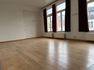 Deze lichrijke studio is gelegen in de bruisende Lange Zoutstraat in Aalst. Ze ligt op de 2de verdieping (geen lift in het gebouw) en bestaat uit...