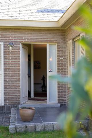<p><span>Op zoek naar ruimte, rust, veel zonlicht en een groene omgeving? Dan is dit aangename gelijkvloerse landhuis zeker een bezoek waard!</span></p><p><span>Rustig gelegen tussen de dorpskernen van Sint-Antonius en Halle/Zoersel, op een mooi zuidgericht hoekperceel van ca. 800 m². De woning werd sinds de jaren ’70 door dezelfde eigenaar bewoond en biedt vandaag een uitstekende basis om er een gezellige en comfortabele thuis van te maken.</span></p><p><span>Een absolute troef is het volledig gelijkvloerse karakter. Via de inkomhal met gastentoilet komen we in de leefruimte, met salon, eetkamer en doorgang naar de ruime veranda (bj. 1993). Dankzij het zicht op de tuin is dit een heerlijke plek om in het voor- en najaar van het groen te genieten. Het salon beschikt over ingemaakte kastjes en een elektrische haard.</span></p><p><span>Verder zijn er een praktische keuken met toestellen, drie slaapkamers, een berging/wasplaats en een badkamer met lavabo, ligbad, inloopdouche en toilet. De oorspronkelijke garage werd ingericht als derde slaapkamer.</span></p><p><span>De goed onderhouden, omheinde tuin, het tuinhuis en de parkeergelegenheid op de oprit maken het geheel compleet.</span></p><p><span>Ook de ligging is bijzonder aangenaam. Rustig, groen en vlakbij mooie fiets- en wandelroutes, met de dorpskernen toch binnen handbereik.</span></p><p><span>Met de nodige renovatie en energetische verbeteringen kan je hier een warme, eigentijdse thuis op een bijzonder fijne locatie creëren. Wij adviseren u graag over de renovatie mogelijkheden en het behalen van een gunstiger EPC-label.</span></p><p><span>Kom vooral zelf de ruimte, de tuin en de aangename ligging ontdekken.</span></p><p><span> </span></p><p><span> </span></p><p><span> </span></p>
