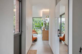 Instapklare en volledig gerenoveerde woning met tuin en zonnepanelenDeze smaakvol gerenoveerde woning (renovatie vanaf 2021) is gelegen in een...