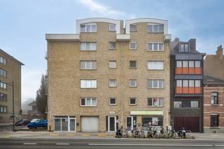 <p><strong>Heverlee: Zeer verzorgde studio te koop aan de stadsrand van Leuven</strong></p>
<p> </p>
<p><span>Deze zeer verzorgde, gerenoveerde studio, vooraan in het gebouw met lift biedt een comfortabele leefruimte en heeft bijzonder veel lichtinval. </span></p>
<p><span>Gelegen nabij Leuven, met een directe busverbinding naar de stad, het station van Heverlee op korte afstand en vlotte toegang tot de autosnelweg.</span></p>
<p> </p>
<p><strong>Indeling:</strong></p>
<p> </p>
<p><span>De studio beschikt over een inkomhal, een leefruimte en aparte badkamer. De goed uitgeruste keuken is voorzien van voldoende opbergkasten, een dampkap, een koelkast en een kookplaat. </span></p>
<p><strong>Troeven:</strong></p>
<ul><li>Instapklaar, gerenoveerd en ruim</li><li>Goede verbindingen met stad en autostrade</li><li>mogelijkheid tot aankoop van 2 autostaanplaatsen</li></ul>
<p> </p>
<p><strong>*Er zijn twee autostaanplaatsen beschikbaar met de mogelijkheid om deze apart aan te kopen.</strong></p>
<p> </p>
<p><span>Voor meer informatie of om een bezoek in te plannen, neem contact met ons op via info</span>@vastgoedvandendries.be<span> of +32 16 89 50 50.</span></p>