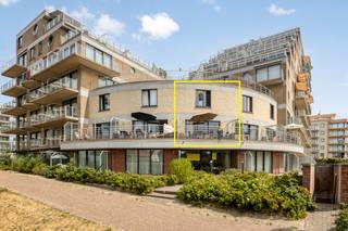 Duplex-appartement gelegen op de 1ste verdieping van de Residentie Calmeyn.<br /><br />Het appartement omvat een lichtrijke leefruimte met een open keuken en een berging.<br />Op de verdieping bevinden zich 2 slaapkamers en een badkamer met ligbad, lavabomeubel en een toilet.<br /> <br />Men geniet er van een prachtig terras met zon vanaf de ochtend tem de avond.<br />Zicht op de duinen en dit alles op 150m van het strand en de Esplanade.<br /> <br />Mogelijkheid tot aankoop van een ondergrondse parking.<br /> <br />Kortom, op zoek naar een instapklaar en lichtrijk appartement?<br />Aarzel niet en plan uw bezoek in.<br /> <br /><strong>Troeven:</strong>
<ul>
	<li>Instapklaar</li>
	<li>Ruim terras</li>
	<li>Elektriciteit conform</li>
	<li>Mooi rendement in verhuur</li>
	<li>Fietsenberging in het gebouw</li>
</ul>