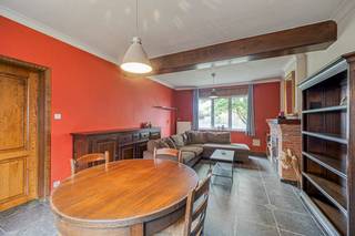 Uniek geheel in Zepperen, het dorp met de meeste voorzieningen op het grondgebied Sint-Truiden. Ruime woning, 186m² woonruimte met 4 slaapkamers en veranda om het ganse jaar te genieten van de tuin. De verwarming gebeurt op gas hoogrendementsketel, de ramen zijn PVC dubbel, het dak is geïsoleerd, er liggen 16 zonnepanelen met certificaten ad 350,00 euro, ... en toch een EPC-label E maar dat is enkel te wijten aan het polycarbonaat dak van de veranda, dus indien gewenst vervang het dak van de veranda en je zit reeds aan een D label. De absolute troeven van deze eigendom zijn de rustige ligging, perceel meet 40 m breed aan de straatkant en vooral het bijgebouw bestaande uit een ruime garage, 3 bergingen en een oven, kan zowel professioneel als voor hobby's gebruikt worden. Wil je dit unieke aanbod komen verkennen, mail of bel ons even en we gaan ter plaatse.