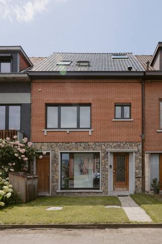 <p>Rijwoning 210m² | Ingrijpende energetische renovatie | EPC A | Zwijndrecht</p><p>🌐 Ontdek alle foto's en boek een bezichtiging op www.pastoorcoplaan23.be</p><p>Deze volledig gerenoveerde rijwoning (210 m²) combineert topkwaliteit met directe bewoonbaarheid. In december 2017 aangekocht en tot 2022 grondig herbouwd door de eigenaar-dakwerker — met dezelfde precisie en garanties als een professionele werf.</p><p>GV: Riante open leefruimte met plafonds van 2m95. Grote keramische tegels op vloerverwarming. Elektrisch bedienbare Velux dakkoepel. Groot schuifraam (5m × 2,8m) naar het zonnige terras en de ZW-tuin. Volledig uitgeruste maatwerkkeuken met kookeiland: AEG inductiekookplaat (3-fase), AEG oven, AEG vaatwasser, Zanussi koelkast en diepvries, Novy dampkap in het plafond. Domoticasysteem (licht, ventilatie, dampkap, rolluik, airco) via app bedienbaar. Apart toilet.</p><p>1e verdieping: Twee volwaardige kamers met kwaliteitsvolle laminaatvloer (Quick-Step). Ruime badkamer met dubbele inloopdouche, dubbele lavabo, ingebouwd toilet en designradiator. Aparte wasruimte met maatwerkkast in massief multiplex. Technische ruimte met Vaillant Ecotec Plus ketel.</p><p>2e verdieping — master suite (54 m²): Vrijstaand bad midden in de kamer, originele houten dakbalken, drie elektrisch bediende Velux dakramen op zonne-energie met rolluiken en zonwering, schuifraam naar klein terras. Airconditioning. Voorbereid voor opsplitsing in 2 slaapkamers + badkamer (leidingen reeds voorzien).</p><p>Technieken &amp; duurzaamheid: 10 zonnepanelen (SolarEdge, 4,2 kW) · Duco ventilatiesysteem type C · Airconditioning op elke verdieping (LG) · Regenwaterput 5.000L · Droge kelder · Fietsenberging voorzijde.</p><p>Troeven: EPC label A (e-peil 42) · 5 jaar vrijstelling onroerende voorheffing · KI € 423 · Ingrijpende energetische renovatie · Direct klaar om in te trekken.</p><p>📅 Bezichtigingen uitsluitend via www.pastoorcoplaan23.be<br />✉️ Vragen?</p>