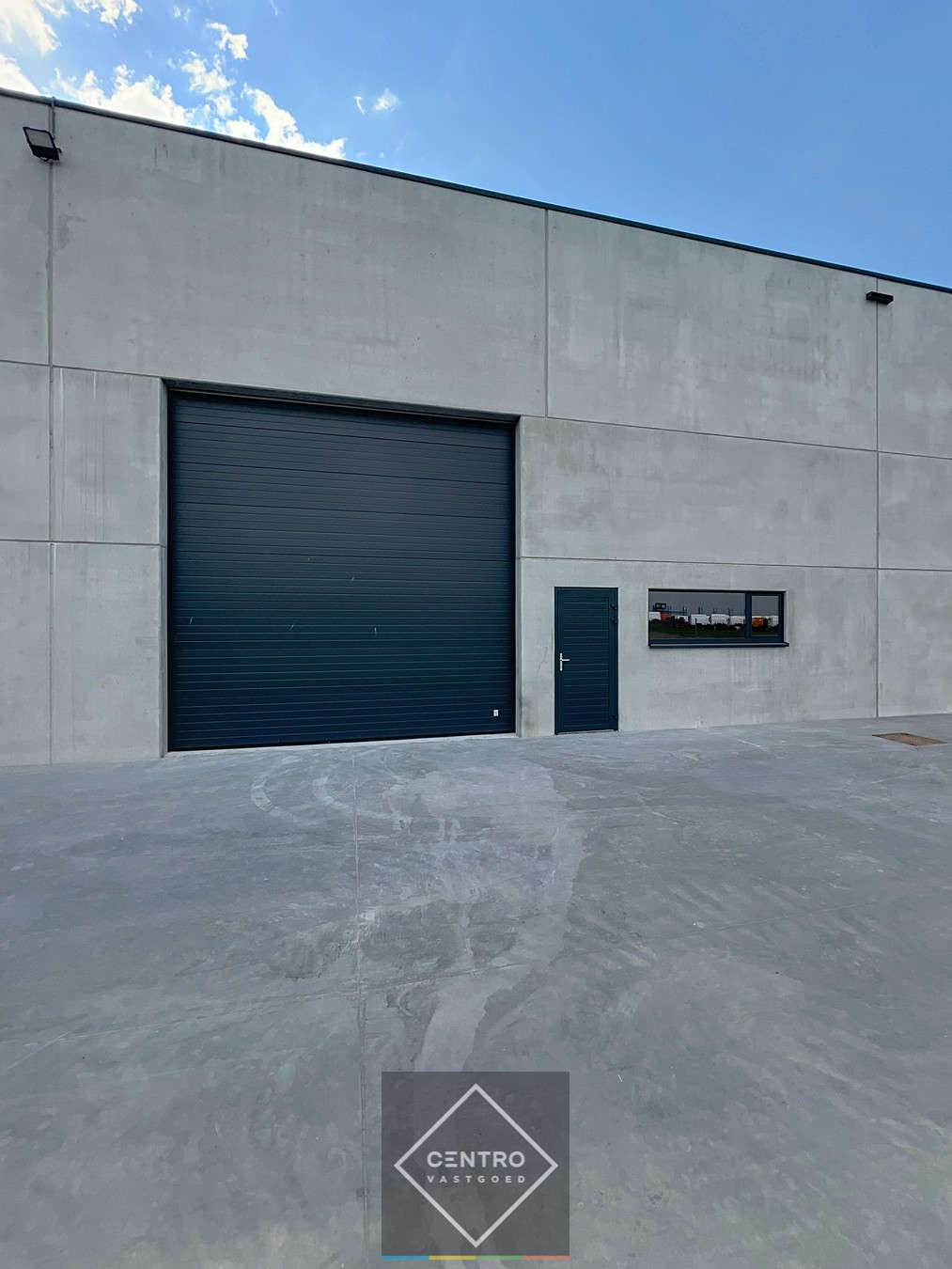 NB MAGAZIJN (vrije hoogte 7m !) , voorzien van sectionaalpoort, deur, raam en 3 parkeerplaatsen te SLEIHAGE (Oostnieuwkerke). - photo 2