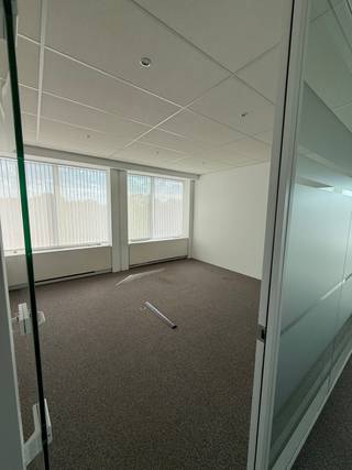 <p><strong>Kantoren van 100 m² te huur</strong>, ideaal gelegen tussen de renbaan en het gemeentehuis van Watermaal-Bosvoorde, in de ambassadewijk.</p>
<ul>
<li>
<p>Parking beschikbaar: €1.500 /plaats/jaar</p>
</li>
<li>
<p>Onroerende voorheffing: €54/m²/jaar</p>
</li>
<li>
<p>Gewestbelasting: €8,75/m²</p>
</li>
<li>
<p>Gemeentebelasting: €15/m²/jaar</p>
</li>
<li>
<p>Gemeenschappelijke kosten: €40/m²/jaar (exclusief elektriciteit)</p>
</li>
</ul>
<p>Beschikbaar vanaf november.</p>