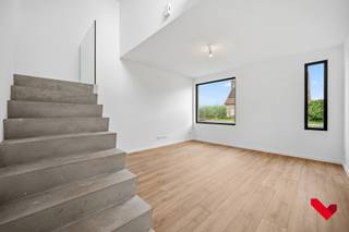 <p>Gelegen in de Eendebroekstraat biedt deze woning een ideale combinatie van rust en bereikbaarheid. In de nabije omgeving vindt u winkels, scholen en belangrijke invalswegen, waardoor u geniet van optimaal wooncomfort.<br /><br />Deze hedendaagse nieuwbouwwoning wordt gekenmerkt door een doordachte indeling, veel natuurlijke lichtinvallen en een hoogwaardige afwerking. <br />De woning werd recent volledig geschilderd en is instapklaar.<br /><br />U betreedt de woning via een zij-ingang. Eenmaal binnen bevindt zich aan de linkerzijde de ruime, moderne open keuken, die geniet van een aangenaam uitzicht op de tuin. Aan de rechterzijde bevindt zich de lichtrijke leefruimte, die samen met de keuken het hart van de woning vormt.<br /><br />Op de verdieping bevinden zich drie volwaardige slaapkamers en een stijlvolle badkamer met inloopdouche. <br />Buiten geniet u van een onderhoudsvriendelijke tuin met terras.<br /><br />Troeven:<br />• Veel natuurlijke lichtinval<br />• Pas geschilderd en instapklaar<br />• Ruime, moderne keuken<br />• 3 slaapkamers<br />• Badkamer met inloopdouche<br />• Zonnepanelen voor energiezuinig wonen<br />• Laadpaal voor elektrische wagen<br />• Rustige ligging met goede bereikbaarheid<br /><br /></p>
<p>"Bij de aankoop betaalt u 12% registratierechten op de grondwaarden en 21% btw op de constructiewaarde".</p>
<p><br /><br />Interesse? Aarzel niet en contacteer BVM Vastgoed op 016 23 21 45 of via info@bvm-vastgoed.be.</p>